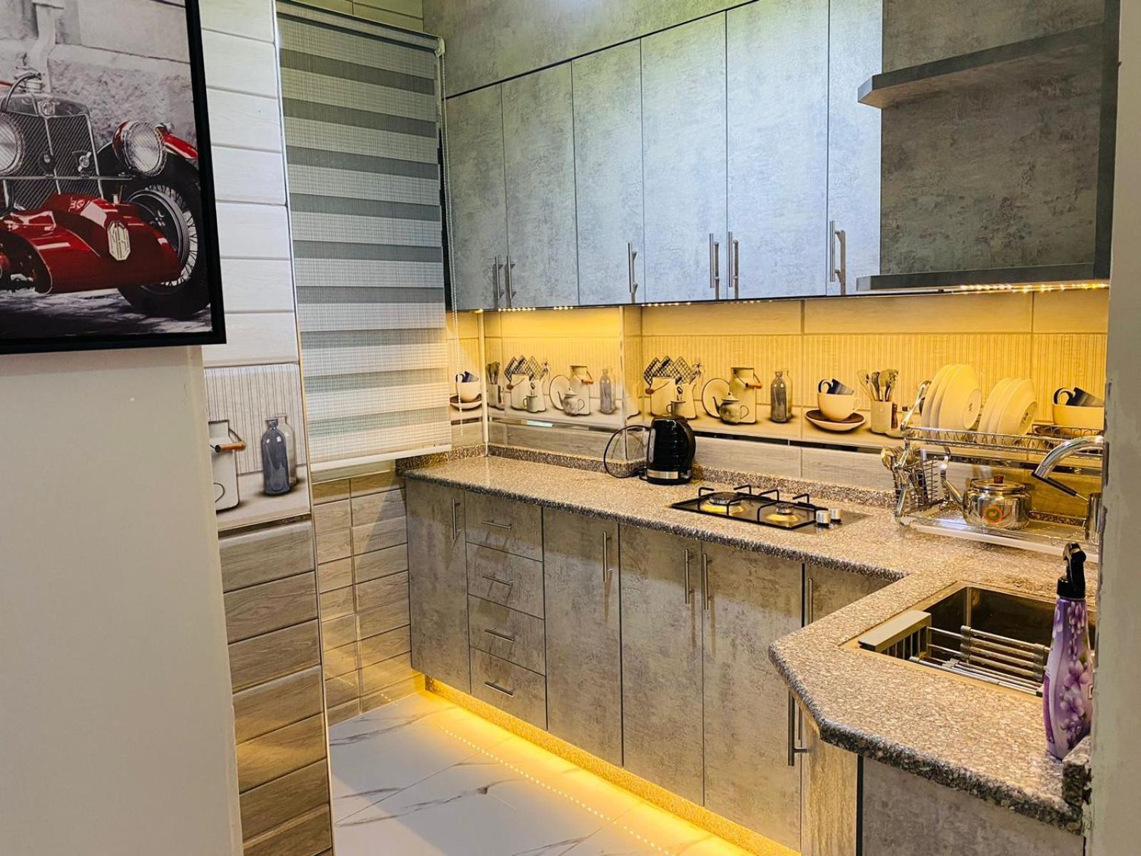 Al Seoudi Furnished Units Lägenhet Az Zarqa Rum bild